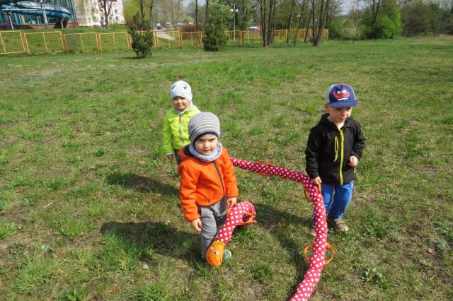 Zabawy z chustą animacyjną - Żabki